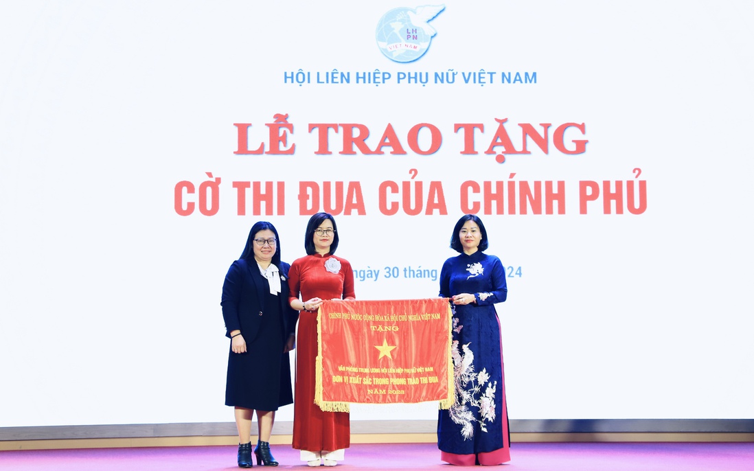 Tập thể Văn phòng TƯ Hội LHPN Việt Nam nhận Cờ thi đua của Chính phủ