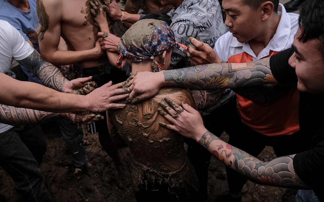Dân làng giằng co, cố giành lấy "chiếu thiêng" trong lễ hội Đúc Bụt để cầu may
