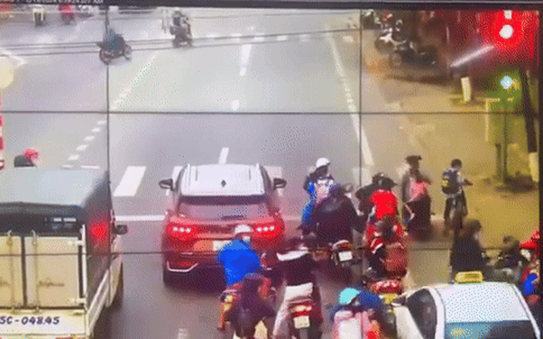Clip khoảnh khắc taxi tông hàng loạt xe máy đang dừng đèn đỏ khiến 5 người nhập viện