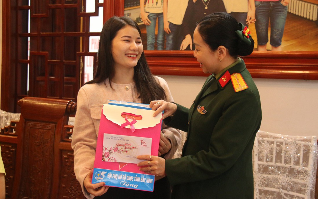 Bắc Ninh: Động viên, tặng quà nữ tân binh nhập ngũ năm 2024