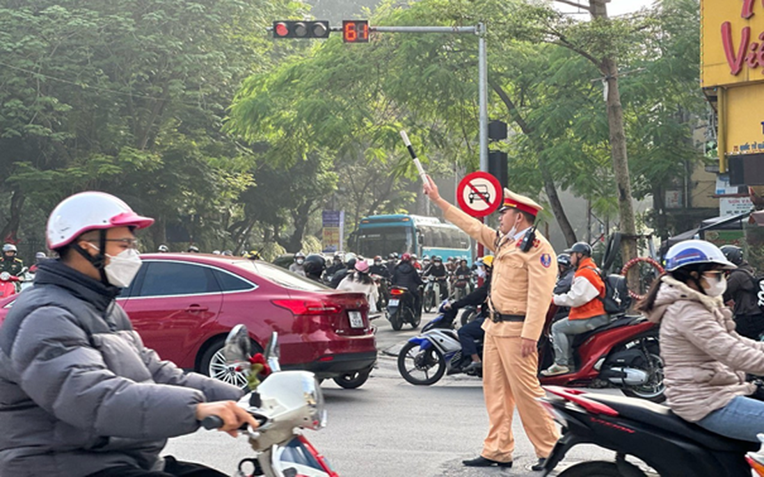 Cảnh sát giao thông Hà Nội "căng mình" phân luồng, điều tiết giao thông ngày giáp Tết