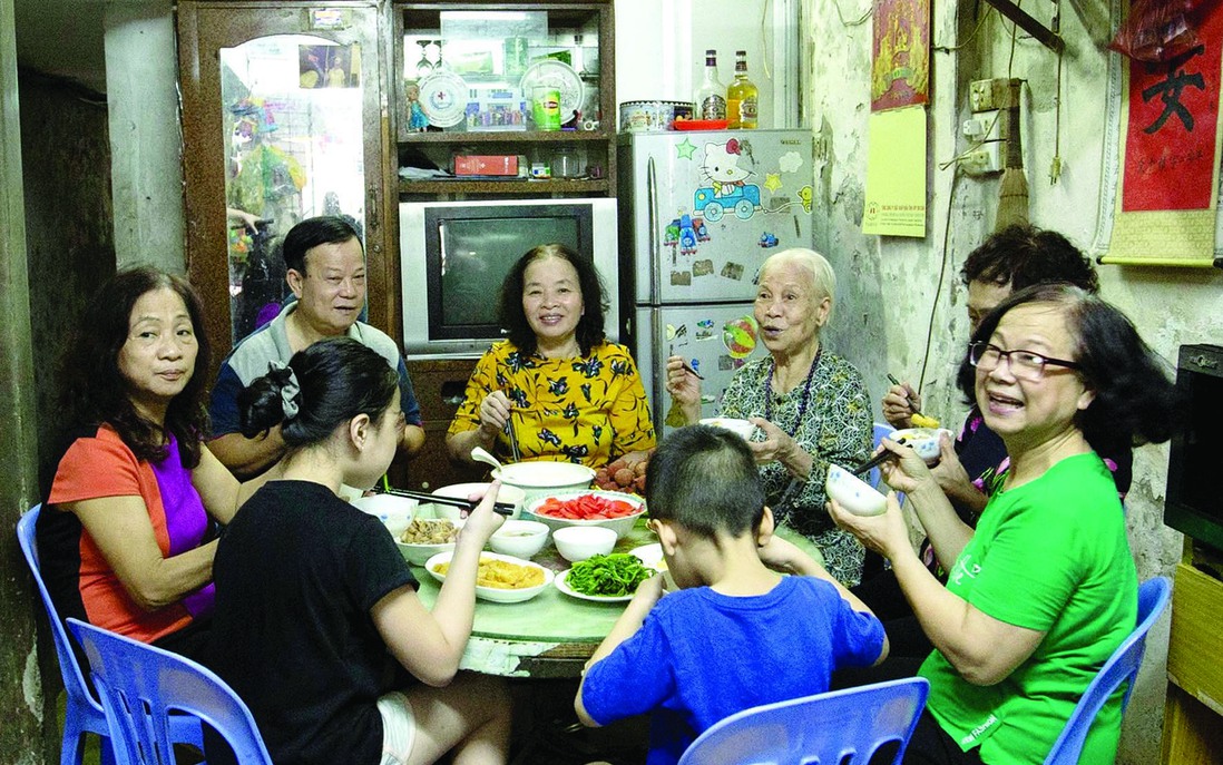 Hà Nội: Gia đình tứ đại đồng đường phải xếp hàng chúc Tết, ăn cỗ như ăn buffet