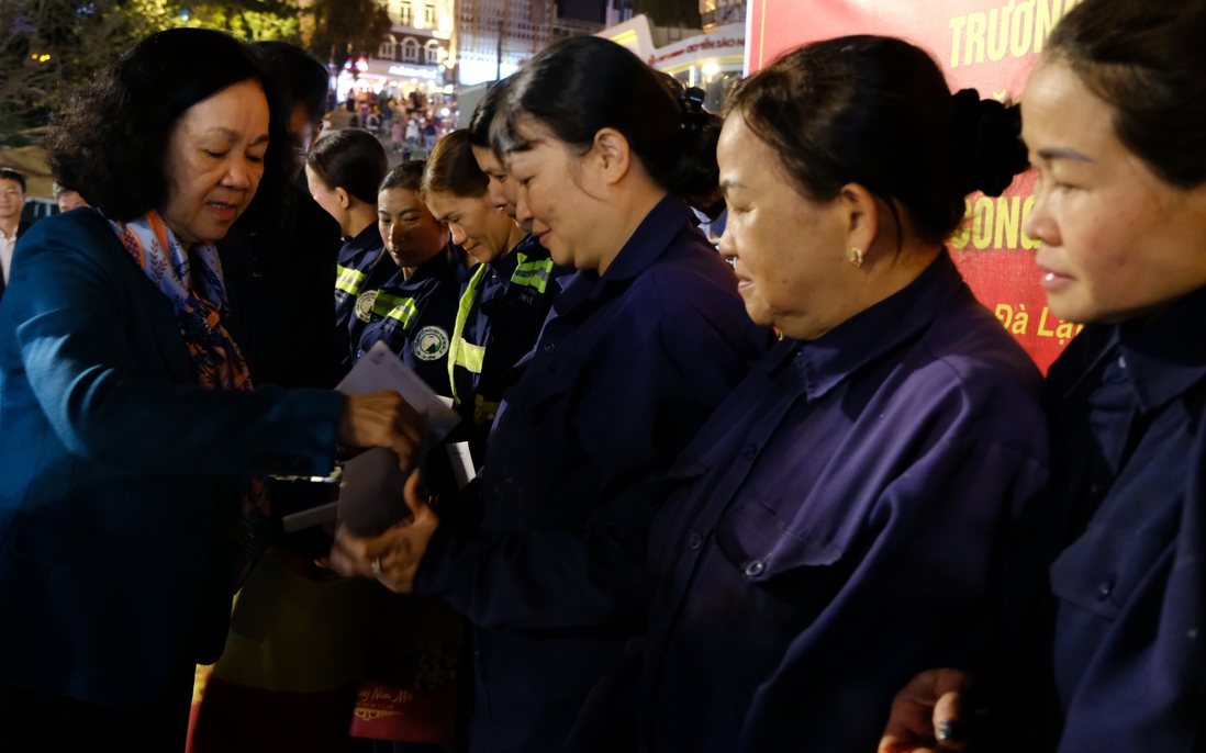 Thường trực Ban Bí thư Trương Thị Mai chúc Tết công nhân môi trường tại Đà Lạt