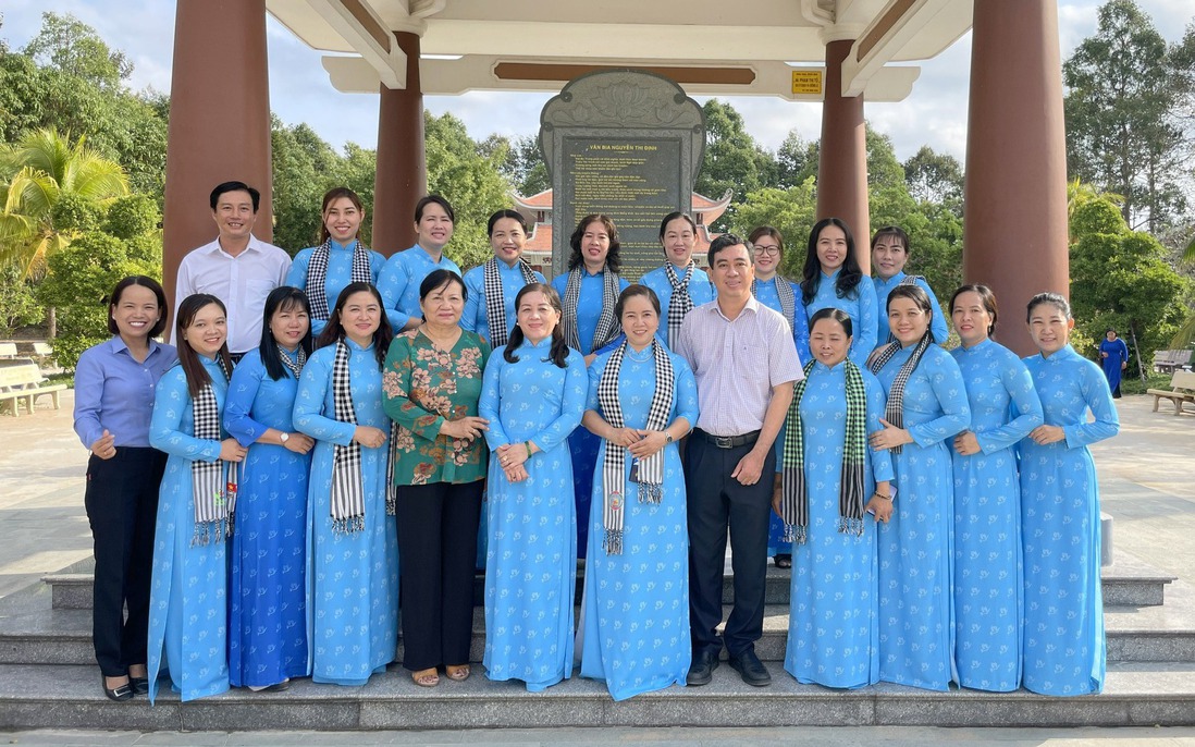 Đoàn Đại biểu phụ nữ Bến Tre dâng hương tưởng niệm Nữ tướng Nguyễn Thị Định