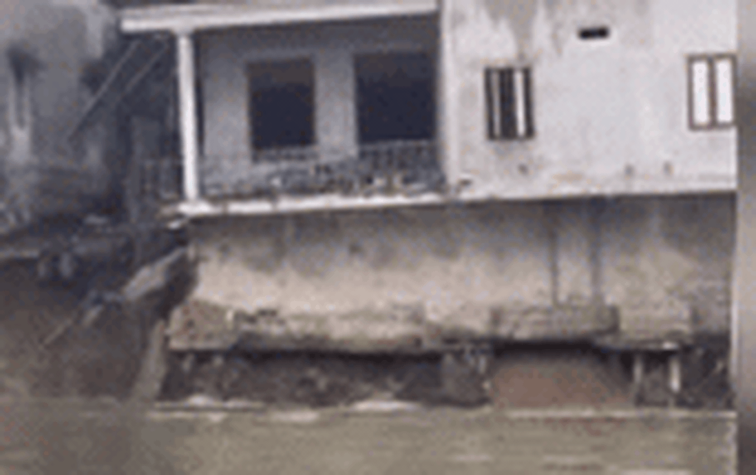 Clip: Bất lực nhìn toàn bộ ngôi nhà bị nhấn chìm trong nước vì sạt lở ở Bắc Ninh, di dời khẩn cấp 7 hộ dân khác