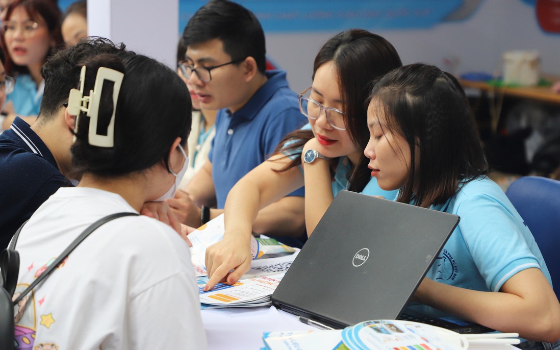 Sôi động gian hàng của Học viện Phụ nữ Việt Nam tại Ngày hội Tư vấn tuyển sinh - hướng nghiệp 2024