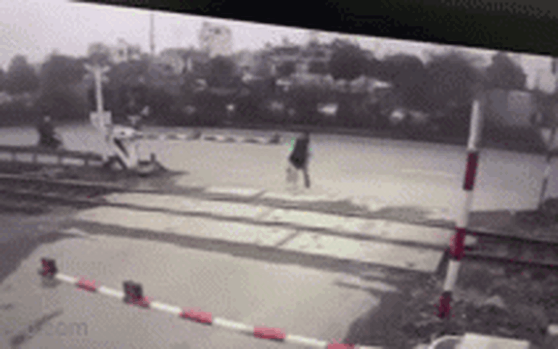 Đau xót clip ghi lại cảnh tượng nữ sinh băng qua đường tàu tử vong thương tâm tại Hưng Yên