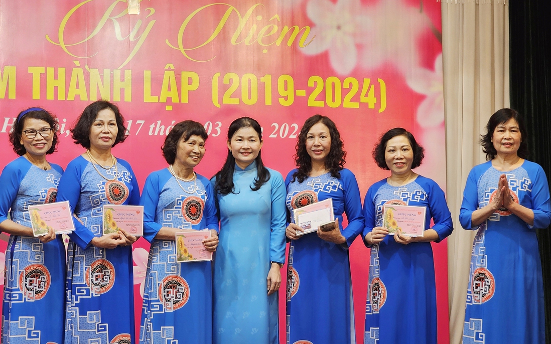 Câu lạc bộ Phụ nữ kiên cường Hà Nội: 5 năm làm điểm tựa yêu thương của chị em ung thư 