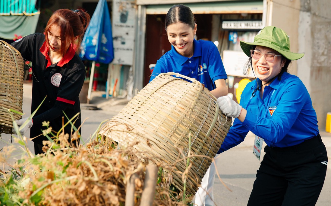 Hoa hậu Nguyễn Thanh Hà cùng các bạn trẻ dọn sạch rác kênh Tham Lương