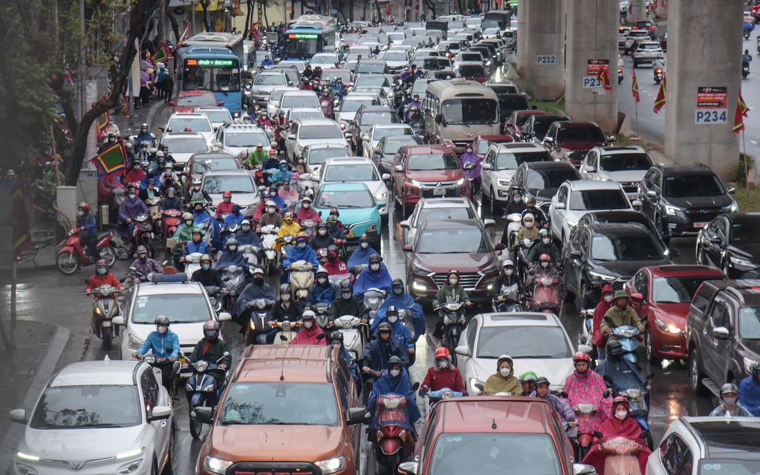 Hà Nội: Mưa lạnh, tắc đường, dân công sở chật vật tìm lối thoát đi làm