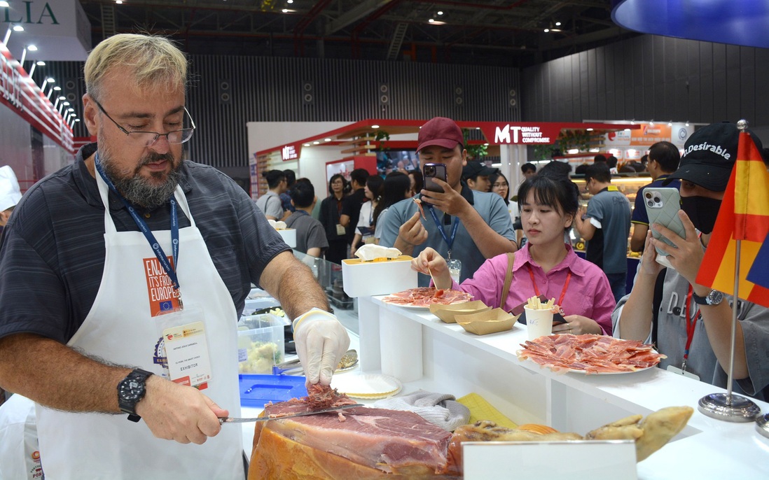 TPHCM: Khách tham quan hào hứng thưởng thức miễn phí món đùi heo muối Tây Ban Nha, xúc xích Ba Lan