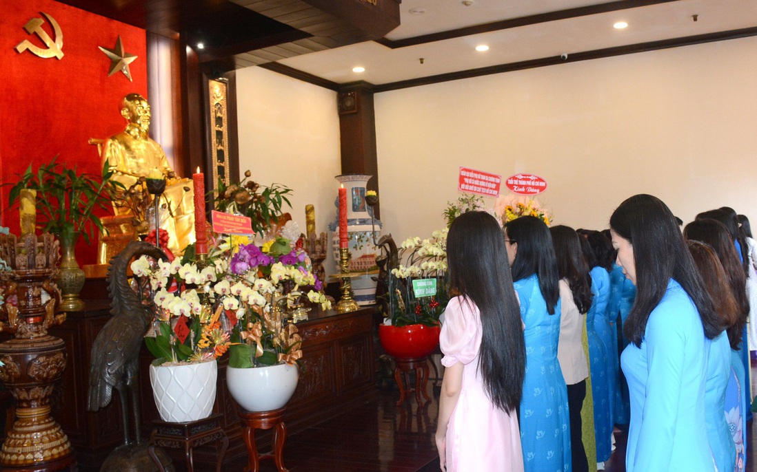 Đoàn đại biểu phụ nữ dâng hương, dâng hoa tưởng nhớ Chủ tịch Hồ Chí Minh