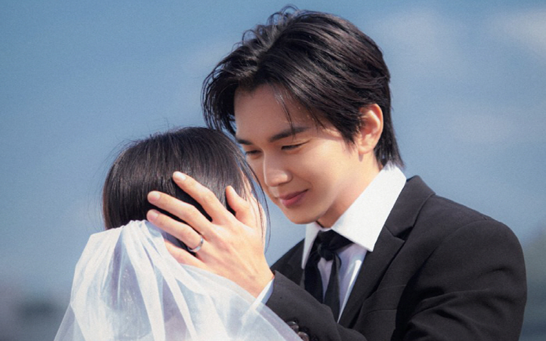 Tài tử Yoo Seung Ho bất ngờ đăng ảnh cưới khiến dân mạng Hàn bị sốc 