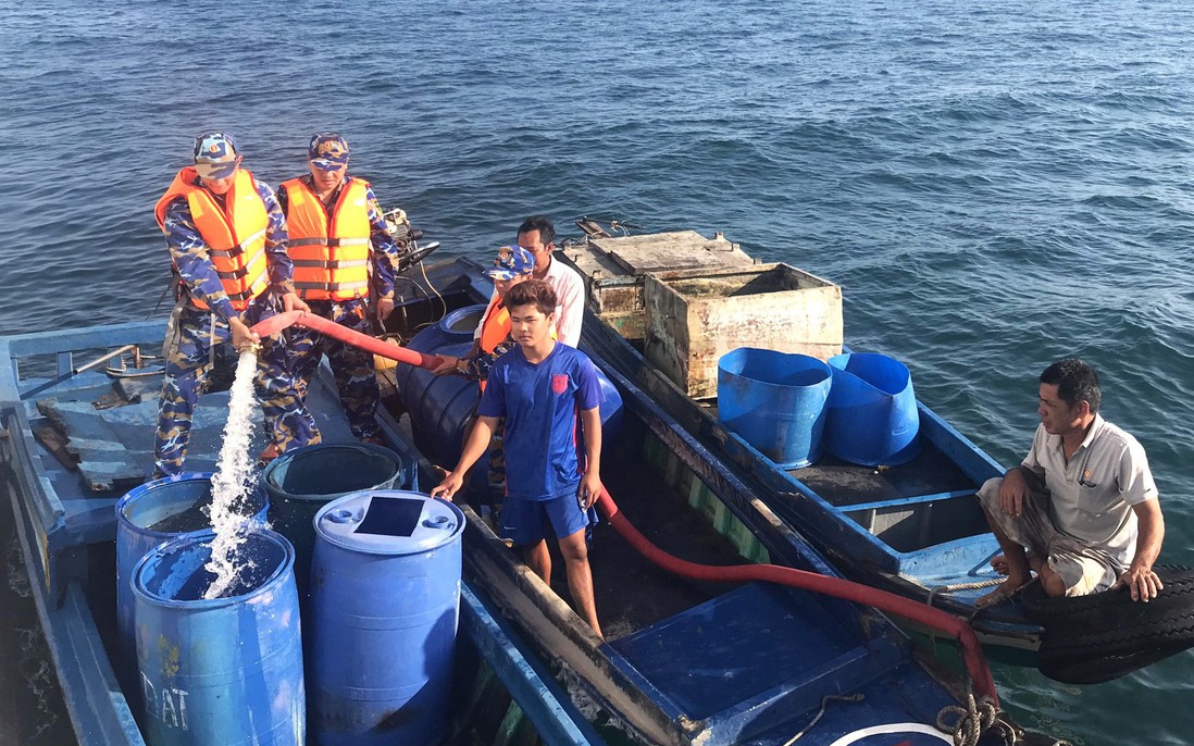 Vận chuyển 130 nghìn lít nước ngọt đến đảo Hòn Chuối hỗ trợ người dân giữa mùa khô hạn