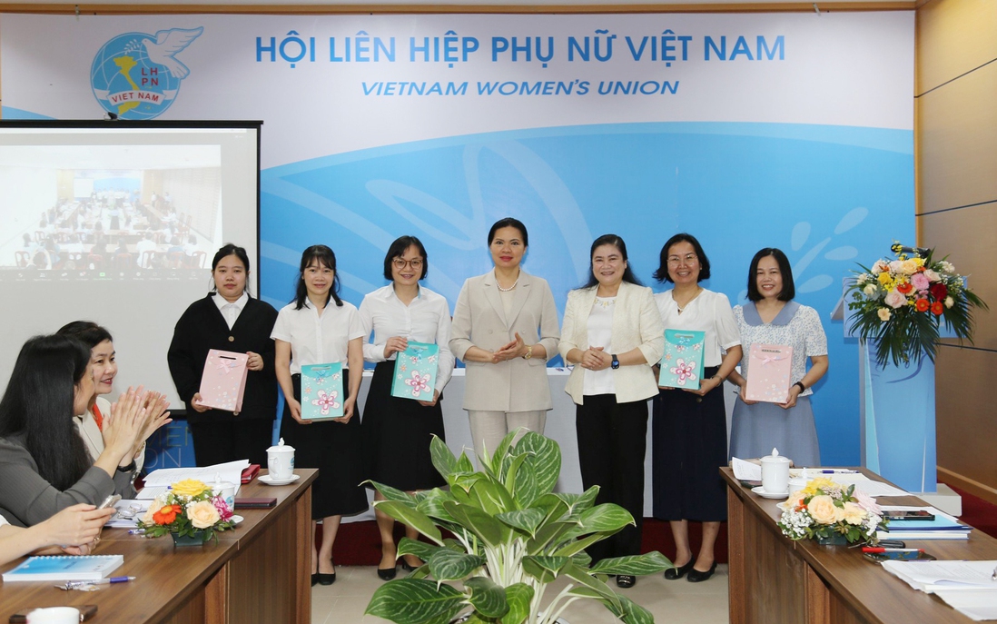 Đảng ủy Cơ quan TƯ Hội LHPN Việt Nam trao giải Cuộc thi tìm hiểu về Nữ tướng khăn rằn Nguyễn Thị Định