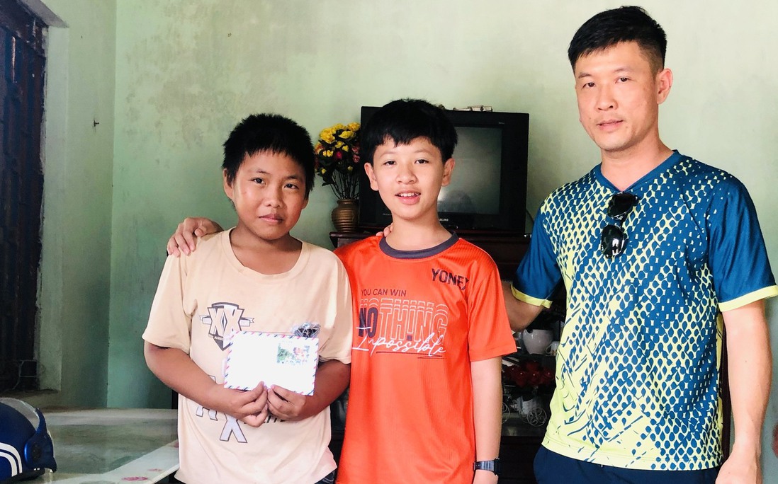 Cho con tham gia giải chạy, ông bố ở Đắk Lắk cùng con tặng quà cho trẻ mồ côi