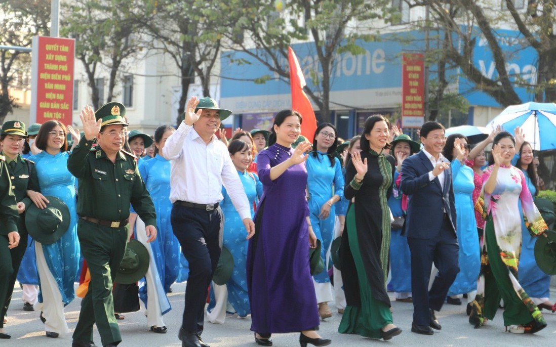 Gần 600 đại biểu phụ nữ cả nước diễu hành "Rực rỡ sắc màu Điện Biên"