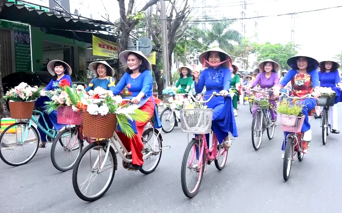 Phụ nữ Đà Nẵng duyên dáng trong tà áo dài đạp xe diễu hành qua các tuyến phố