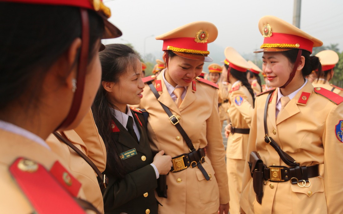 Động viên tinh thần nữ sinh tập luyện diễu binh, diễu hành trong lễ kỷ niệm 70 năm Chiến thắng Điện Biên Phủ
