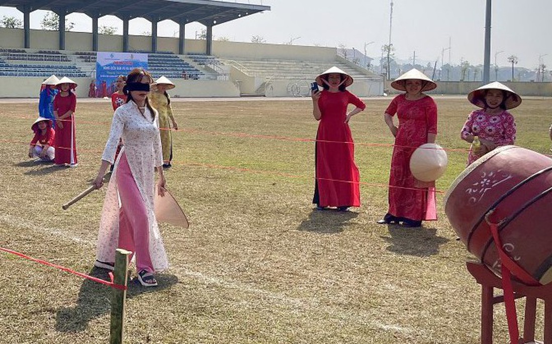 Phụ nữ Tân Lạc tổ chức nhiều trò chơi dân gian hưởng ứng “Tuần lễ áo dài” năm 2024