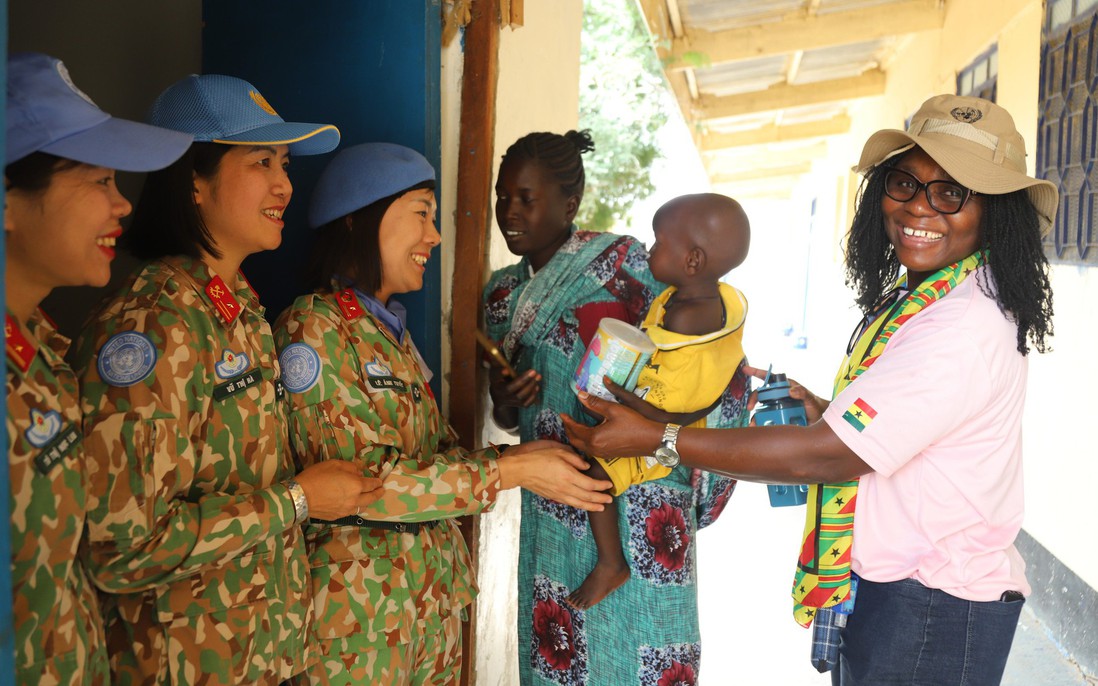 Nữ chiến sĩ "mũ nồi xanh" tặng sữa non cho các sản phụ ở Abyei
