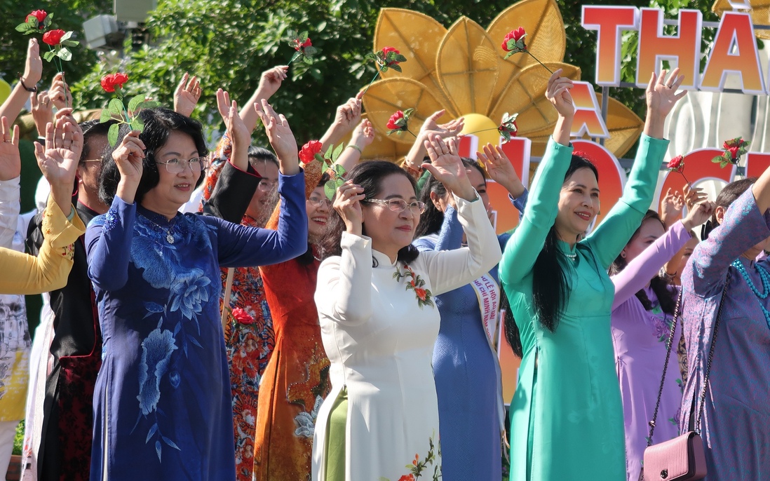 TPHCM: Hơn 5.000 chị em phụ nữ đồng diễn áo dài trong Ngày 8/3 