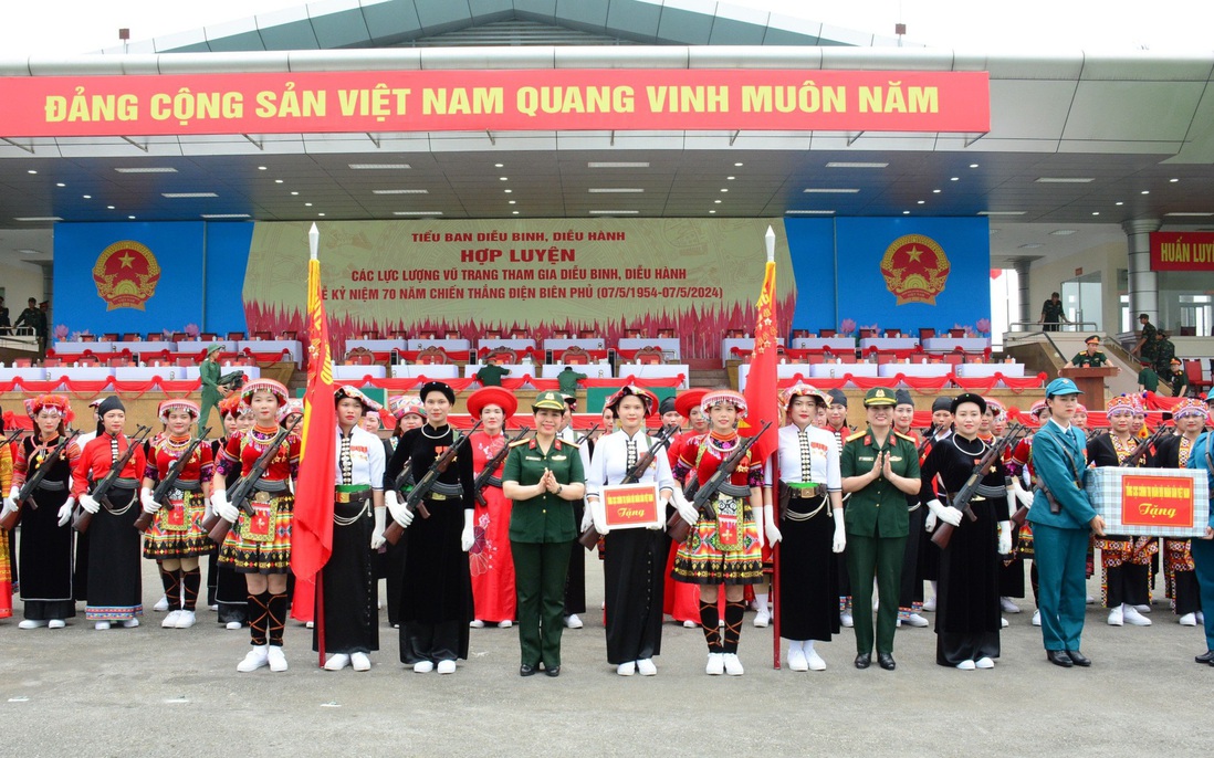 Ban Phụ nữ Quân đội: Thăm, tặng quà lực lượng nữ tập luyện chuẩn bị Lễ kỷ niệm 70 năm Chiến thắng Điện Biên Phủ