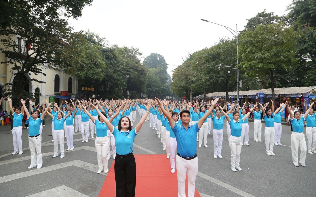 Phụ nữ Thủ đô đồng diễn dân vũ mừng Chiến thắng Điện Biên Phủ