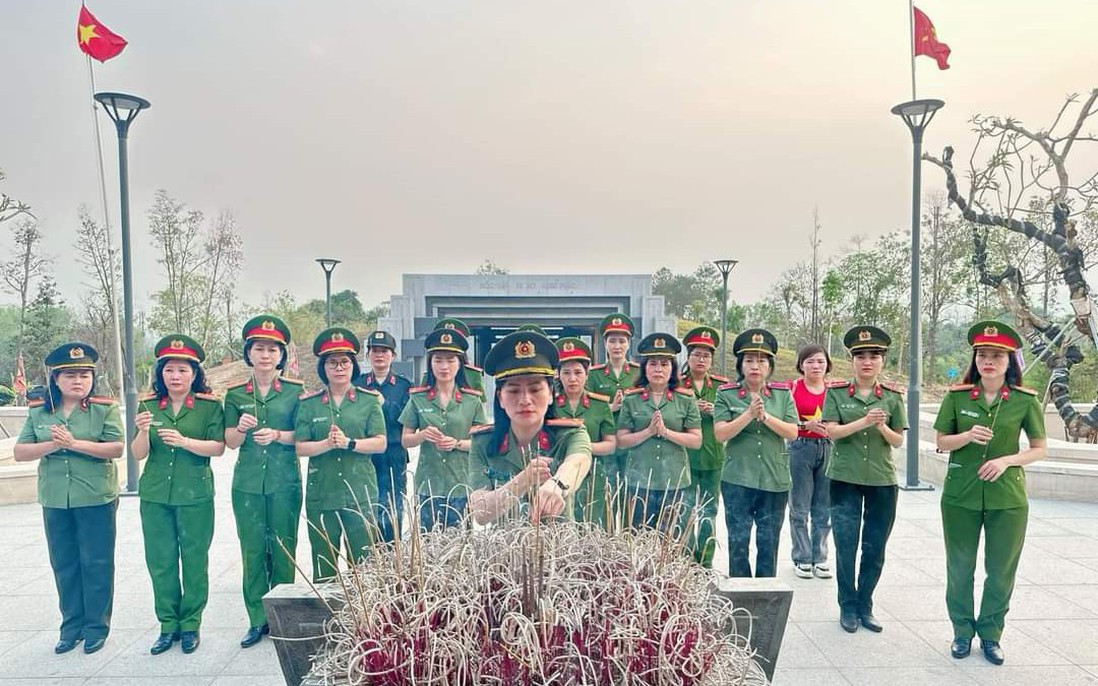 Hà Tĩnh: Cán bộ, hội viên phụ nữ về nguồn, tri ân các liệt sĩ tại Điện Biên 