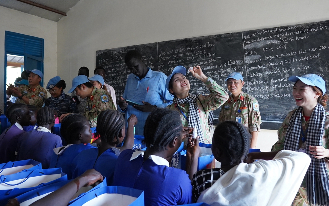 Bác sĩ “mũ nồi xanh” tổ chức nhiều hoạt động ý nghĩa cho nữ sinh tại Nam Sudan 
