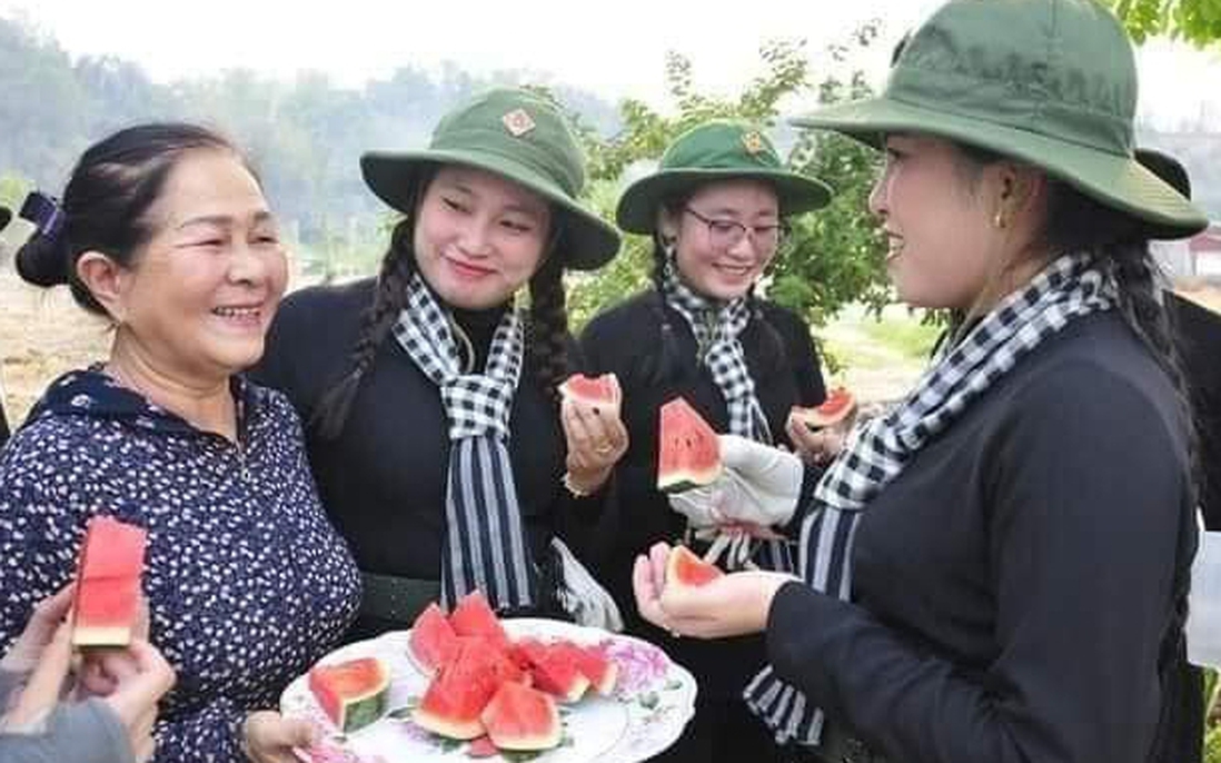 Phụ nữ, trẻ em tiếp nước, trái cây cho cán bộ, chiến sĩ tham gia tập luyện diễu binh ở Điện Biên Phủ