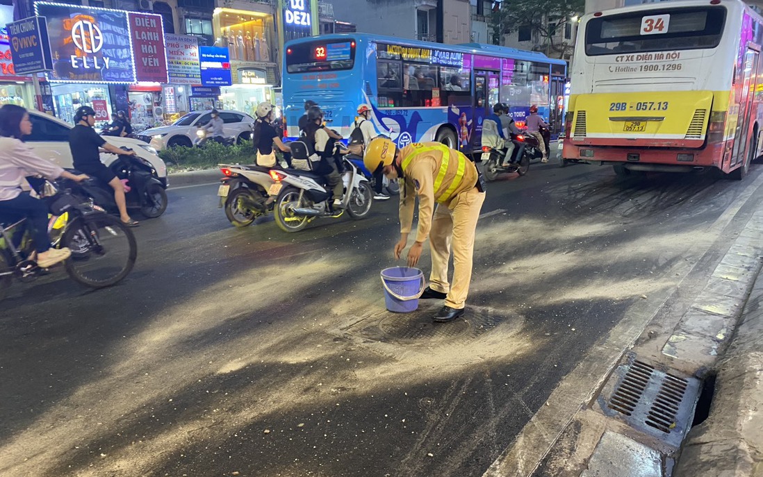 Hà Nội: Xe bus gặp sự cố chảy dầu khiến hàng loạt xe trơn trượt trên phố Cầu Giấy 