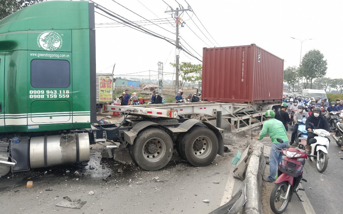 TPHCM: 3 người bị xe container cuốn vào gầm, Quốc lộ 22 kẹt xe nhiều km 