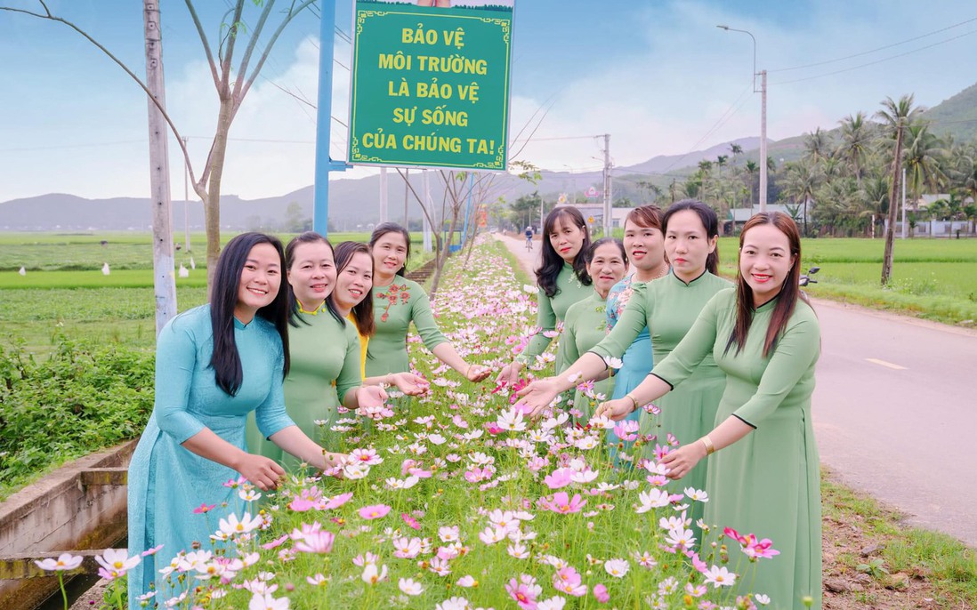 Bình Định: Những tuyến đường hoa rực rỡ sắc màu là điểm "check-in" của nhiều chị em