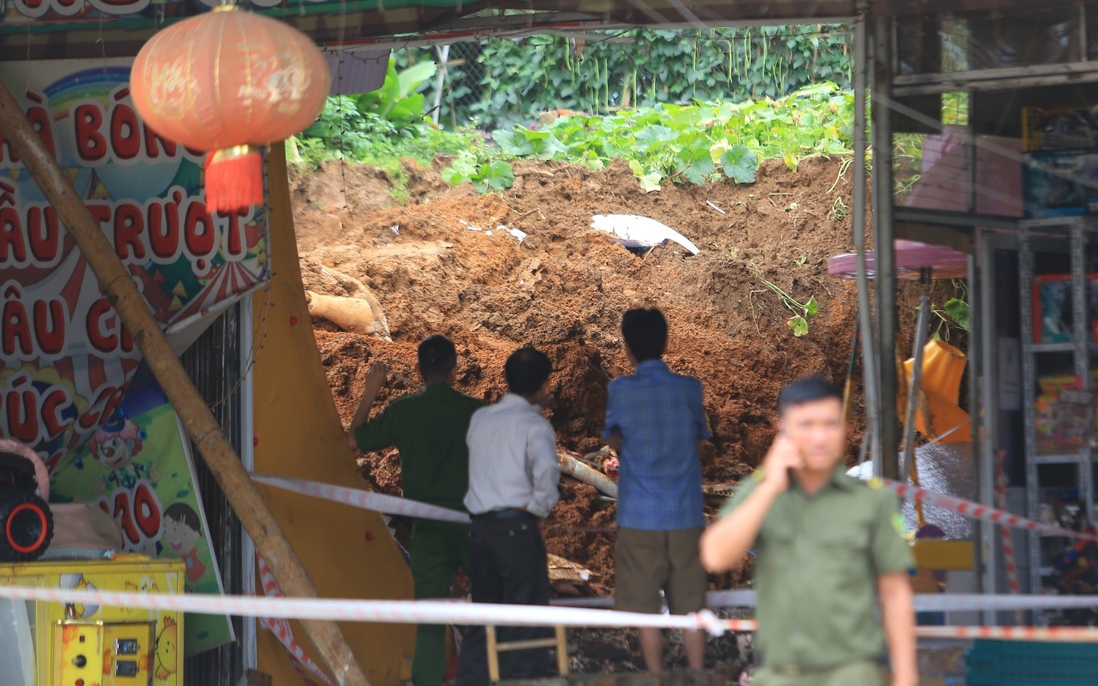 Người đàn ông bàng hoàng kể lại quá trình đưa 3 cháu bé tử vong ra ngoài sau vụ sạt lở ở Ba Vì