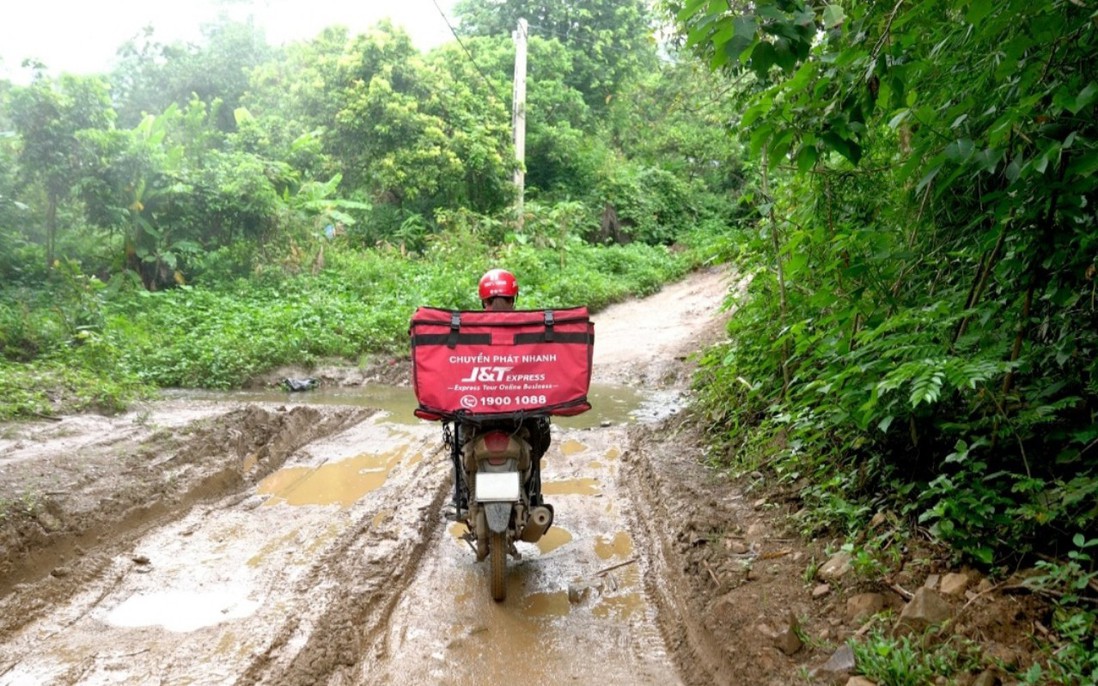 Nữ shipper vùng cao Tây Bắc: Leo núi, lội suối giao hàng