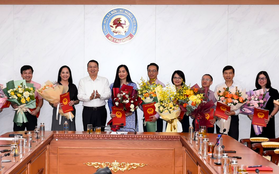 12 lãnh đạo Vụ, Cục của Bộ Tài chính vừa được bổ nhiệm có 4 cán bộ nữ