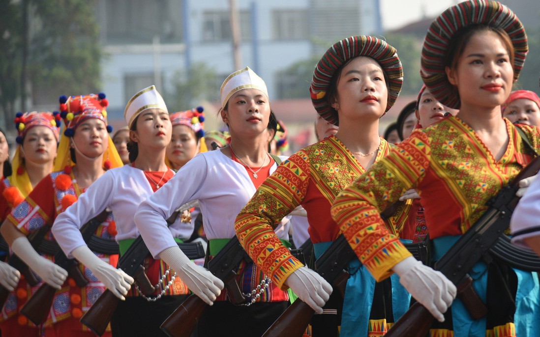 Người dân đứng chật đường xem sơ duyệt Kỷ niệm 70 năm Chiến thắng Điện Biên Phủ