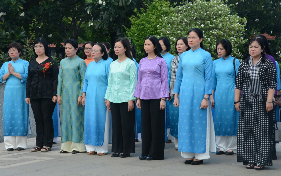 Đoàn đại biểu Hội LHPN Việt Nam dâng hương tại Nghĩa trang TPHCM