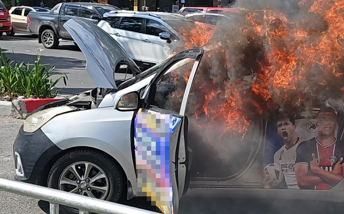 Một chiếc taxi bốc cháy dữ dội trên đường phố Hà Nội