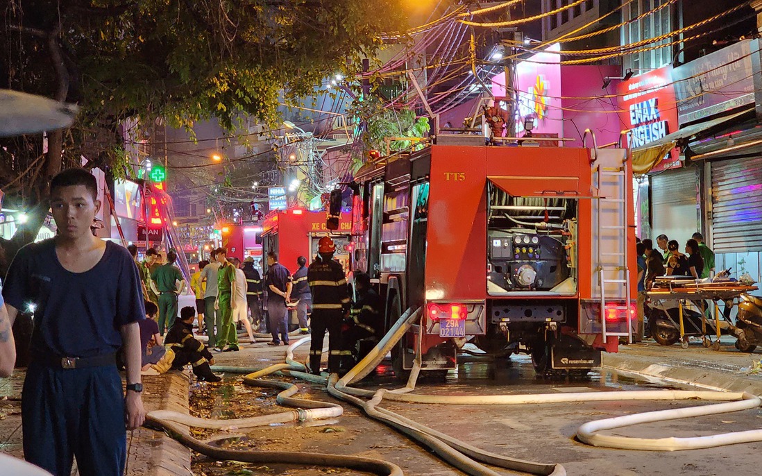 Hà Nội: Những hình ảnh mới nhất về vụ cháy nhà trên phố Định Công Hạ