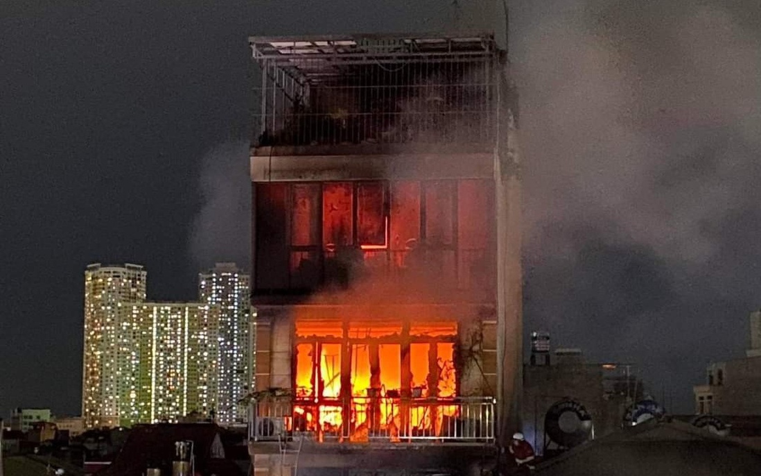 Vụ cháy nhà trên phố Định Công Hạ: “Tôi thấy có cánh tay vẫy bên trong ngôi nhà cháy”