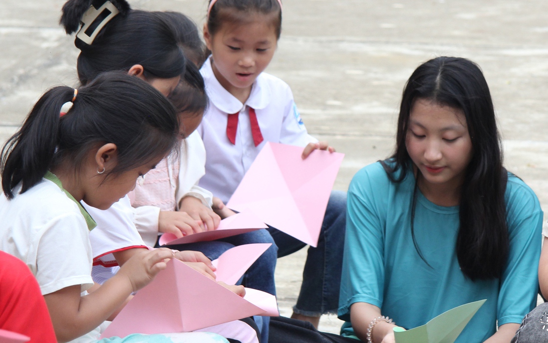 Mang yêu thương, tri thức đến với trẻ em dân tộc thiểu số tỉnh Hòa Bình 