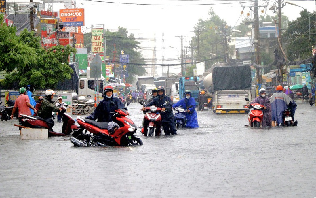 TPHCM: Nhiều tuyến đường ở TP Thủ Đức ngập sâu trong mưa lớn