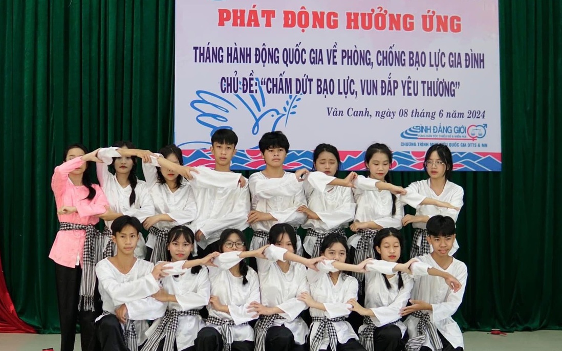 "Chấm dứt bạo lực, vun đắp yêu thương", chăm lo cho phụ nữ và trẻ em dân tộc thiểu số