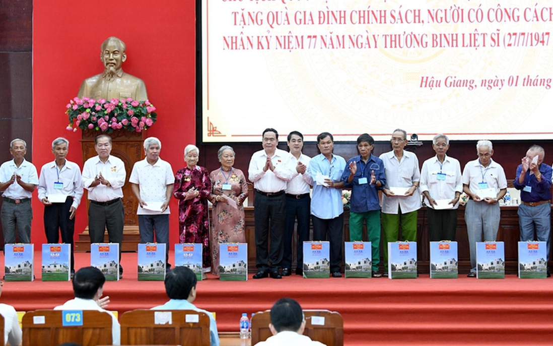 Chủ tịch Quốc hội Trần Thanh Mẫn tặng quà người có công với cách mạng tại tỉnh Hậu Giang