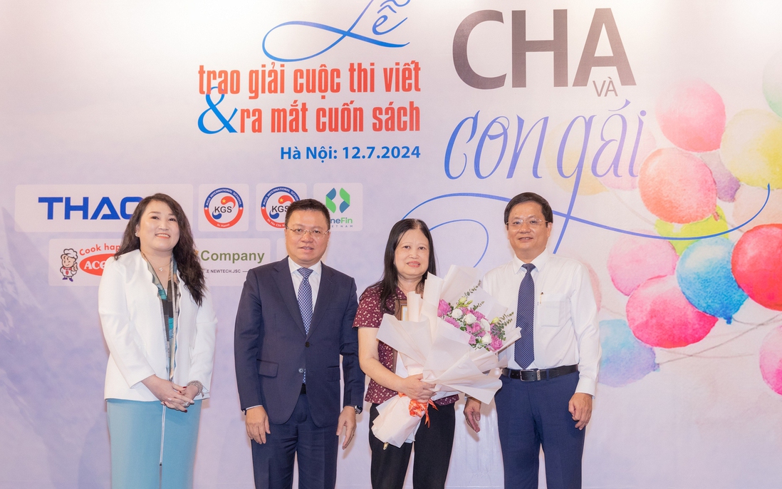 PGS.TS Lưu Khánh Thơ, NSND Hoàng Cúc đoạt giải cuộc thi viết "Cha và con gái"