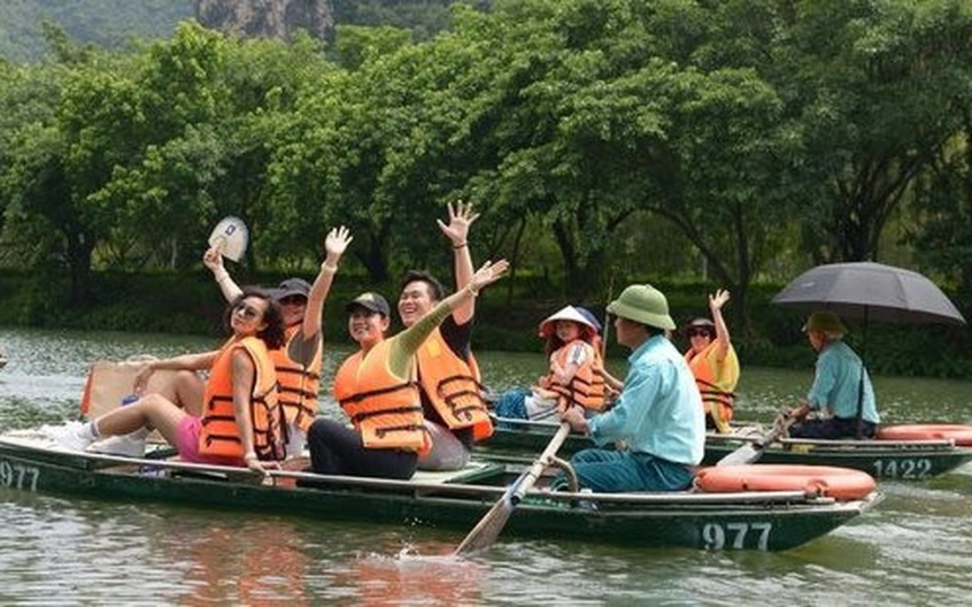 Thắt chặt chi tiêu, du lịch "tại chỗ" lên ngôi