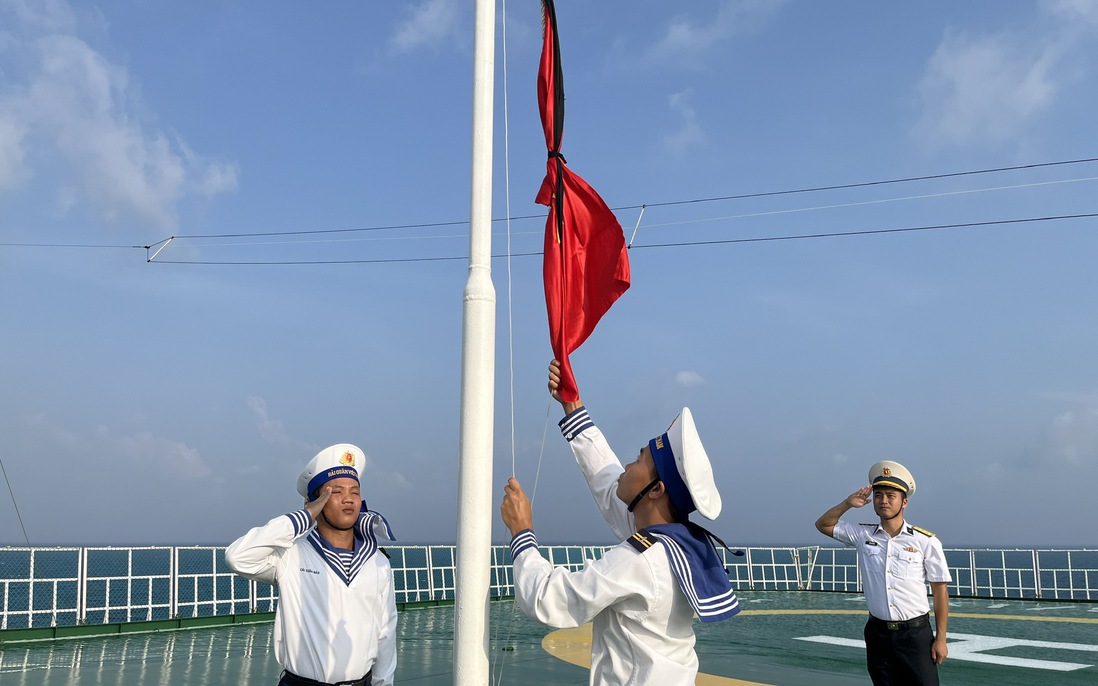 Quân - dân Trường Sa, nhà  giàn  DK1: Treo cờ rủ, tiếc thương Tổng Bí thư Nguyễn Phú Trọng