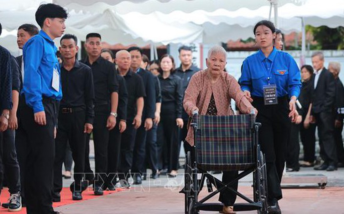 Hàng ngàn người dân tới viếng Tổng Bí thư Nguyễn Phú Trọng tại quê nhà